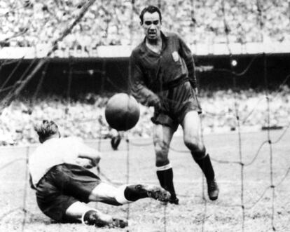 2 de julio de 1950. Telmo Zarraonandia, "Zarra", marca el mítico gol ante Inglaterra. Hasta Suráfrica, el mejor resultado de España. Los de Guillermo Eizaguirre ganaron los tres partidos de la primera ronda. Un 3-1 ante Estados Unidos y 2-0 ante Chile. El gol de Zarra ante Inglaterra envió a España a la liguilla final, donde logró un empate con Uruguay. Pero con Brasil se estrelló con 1-6 y remató el mundial con la derrota 1-3 con Suecia.