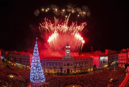  El reloj de la Puerta del Sol en Madrid da la bienvenida al nuevo año en una celebración que concentró a miles de personas.