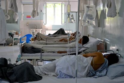 Los duros combates entre las fuerzas afganas y los grupos rebeldes armados han incrementado el número de heridos por disparos. En la imagen, un grupo de pacientes descansa en una de las salas del hospitall de Kunduz.  