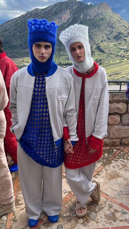 Dos modelos con balaclavas o verdugos rematados con forma de corona en el desfile de Leandro Cano en Jaén, el 6 de abril de 2022.