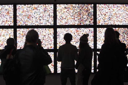 Unos visitantes contemplan la obra de Rafael Lozano-Hemmer expuesta en la galería Haunth of Venisom, en la feria de ARCO.