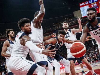 Antetokounmpo rodeado de defensores estadounidenses.