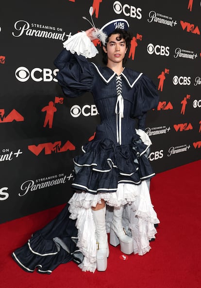  Conan Gray no pasó desapercibido con este 'look' de inspiración marinera firmado por Erik Charlotte. 