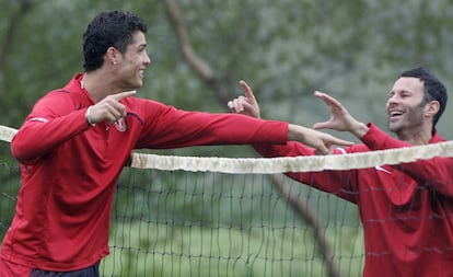 Giggs bromea con Cristiano Ronaldo durante un entrenamiento en 2007