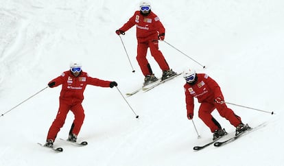 Massa,  Fisichella y Alonso bajando una de las pistas en los Alpes