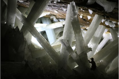 En las profundidades del desierto mexicano de Chihuahua, a 300 metros bajo tierra, se encuentra la Cueva de los Cristales de la mina de Naica, una inmensa geoda de selenita (una variedad de yeso translúcido) descubierta en el año 2000 con los mayores cristales naturales conocidos: de hasta 12 metros de largo y 55 toneladas de peso.