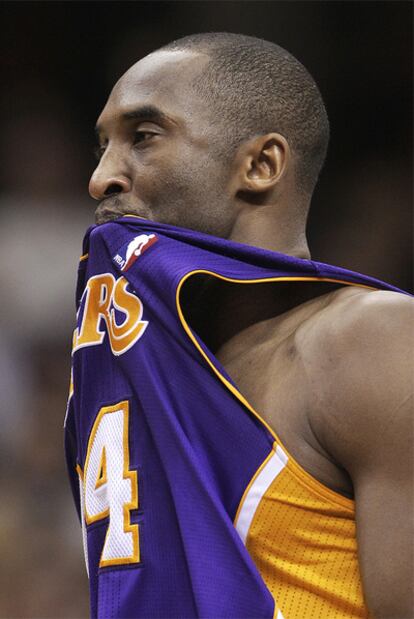 Kobe Bryant, cariacontencido, durante el partido contra Cleveland.