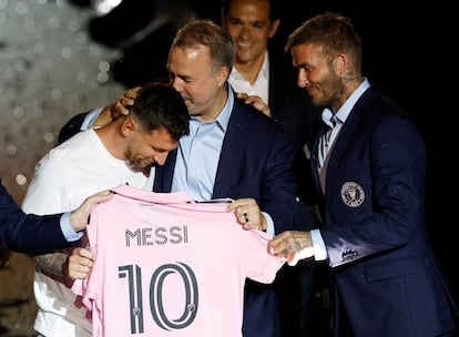 Lionel Messi con el propietario del Inter de Miami, José R. Mas y David Beckham durante la inauguración.