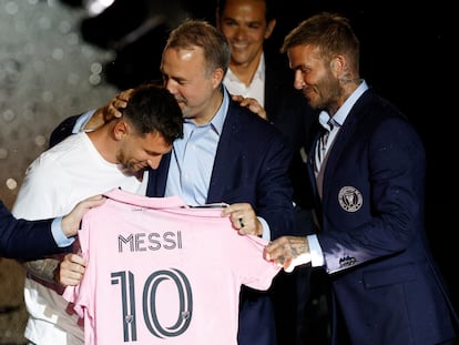 Lionel Messi con el propietario del Inter de Miami, José R. Mas y David Beckham durante la inauguración.
