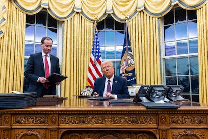 Donald Trump en la oficina oval de la Casa Blanca en Washington, el 20 de enero de 2025. 