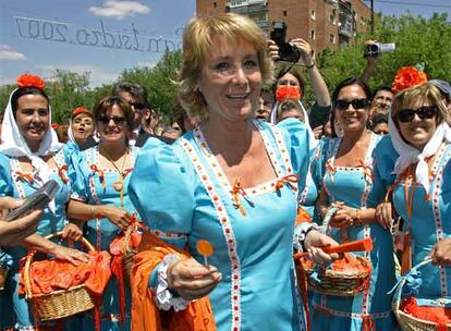 Junto a Aguirre decenas de mujeres de la Agrupación del PP de Alcobendas aparecían ataviadas con vestidos idénticos al de la candidata popular, ya que fueron éstas las que dieron la idea a Aguirre de vestirse de "chulapa del PP", ha explicado la presidenta, que se propone "instaurar" el traje de chulapo "como una tradición".