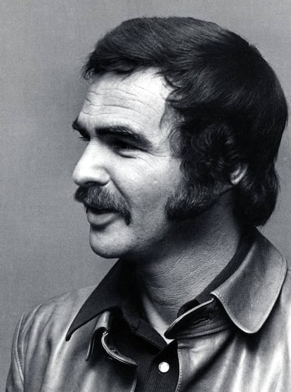 Burt acudió así a los ensayos de la gala de los Oscars de 1973. ¿Quién necesita esmoquin teniendo semejante estructura facial?