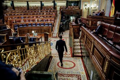 Un diputado entra al hemiciclo del Congreso durante el debate de los Presupuestos.