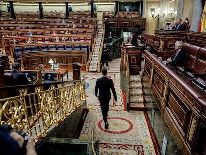 Un diputado entra al hemiciclo del Congreso durante el debate de los Presupuestos.