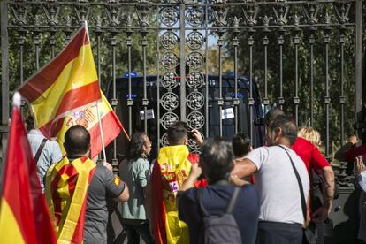 Ciudadanos frente al Parlament en la manifestaci&oacute;n a favor de la unidad de Espa&ntilde;a. 