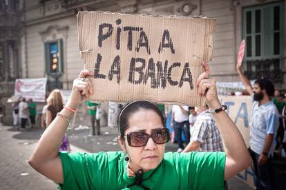 Una veintena de personas se manifestaron ayer en la puerta de las oficinas del banco Barclays en Barcelona.