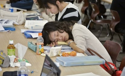 Una joven duerme en una sala de estudio de una universidad de Seúl.