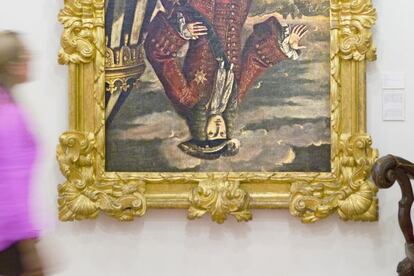 Cuadro de Felipe V colgado bocabajo en el museo del Almodí, que ocupa una antigua lonja de trigo de Xàtiva.
