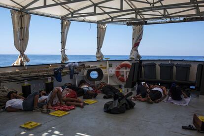 Migrantes libios duermen en la cubierta del barco de rescate Aquarius dirigido por Sos Mediterranee y Médicos sin Fronteras, cerca de la costa libia.