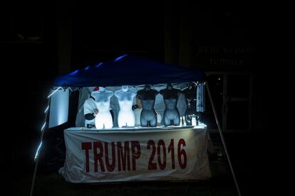 Un vendedor retira sus productos después de una reunión en favor del candidato republicano a la presidencia de Estados Unidos, Donald Trump, en Charleston.