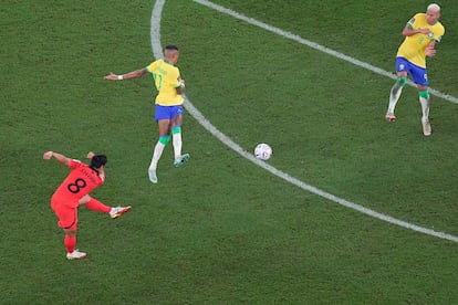 Paik Seung-ho, anotando desde fuera del área su gol ante Brasil. 