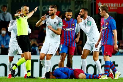 Jugadores del Granada protestan una decisión del árbitro en el partido contra el Barça el 20 de septiembre.