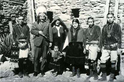 Albert Einstein posa junto a un grupo de indios Hopi en 1922