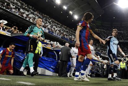 El capitán del Barcelona Puyol, la sorpresa de la alineación del Barcelona, saluda a Casillas, el capitán del Madrid.