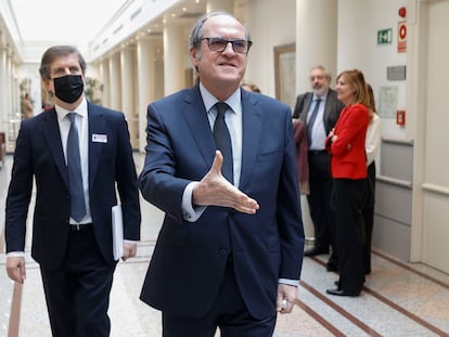 El Defensor del Pueblo, Ángel Gabilondo, recorre los pasillos del Senado el pasado mayo.