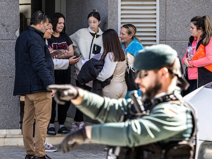 Algunos de los ocupantes de las viviendas de Montserrat en uno de los portales este miércoles en medio de un dispositivo desplegado de la Guardia Civil.