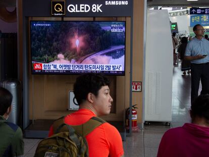 Ciudadanos ven las noticias en una estación de tren en Seúl, la capital de Corea del Sur, este martes.