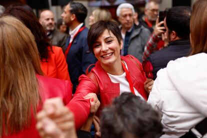 La ministra de Vivienda, Isabel Rodríguez, saluda a un grupo de simpatizantes en el exterior de la sede del partido.