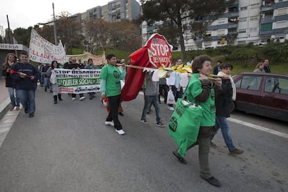 Los vecinos de Ciutat Meridiana hacen una ‘romería’ para llamar la atención sobre el drama que sacude al barrio.