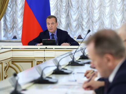 En una foto difundida por el Kremlin, el vicepresidente del Consejo de Seguridad Nacional ruso, Dmitri Medvedev, preside una reunión este martes en Moscú.