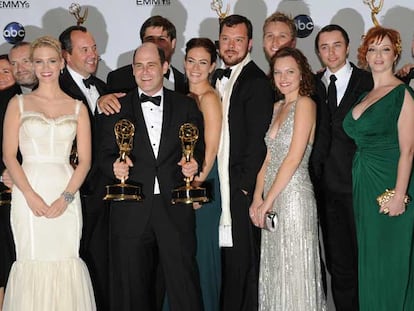Parte del equipo y el reparto de <i>Mad men,</i> ficción galardonada con seis premios Emmy, entre ellos a la mejor serie dramática.
Glenn Close, con su trofeo.