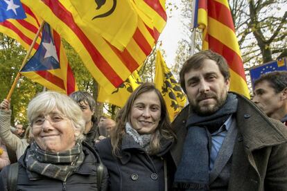 Los exconsejeros Clara Ponsat&iacute;, Meritxell Serret y Toni Comin el domingo en Bruselas.