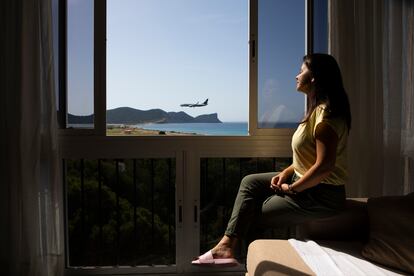 Zorina Urian Zdroba toma el sol ante la ventana del salón de su piso, mientras un avión aterriza en el aeropuerto de Ibiza, muy próximo a la comunidad Don Pepe.