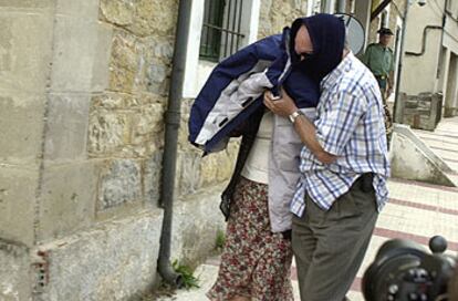 Un agente de la policía autonómica vasca acompaña a la mujer secuestrada tras declarar ante la Guardia Civil.