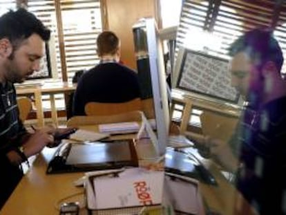Un hombre trabaja en el "Roof Coworking MPH", un espacio compartido para desarrollar proyectos profesionales, que ha sido presentado esta mañana en el Museo Patio Herreriano de Valladolid.