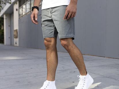 Seleccionamos una serie de pantalones cortos de hombre imprescindibles para el fondo de armario en primavera y verano.