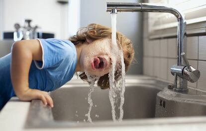 Niño bebiendo agua.