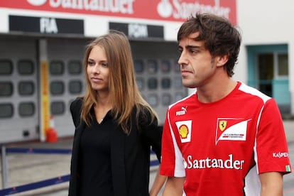 Fernando Alonso y Dasha Kapustina, el pasado viernes durante el Gran Premio de Alemania.