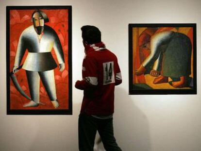 Exposicion <i>Malevich</i> , en la Pedrera, Barcelona. A la izquierda <i>Segador</i> de 1911 y a la derecha, <i>Segadora</i> de 1911- 1912