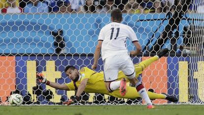 Romero salta para defender chute de Klose.