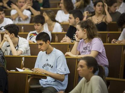 Estudiantes momentos antes de iniciar los exámenes de selectividad en Barcelona.