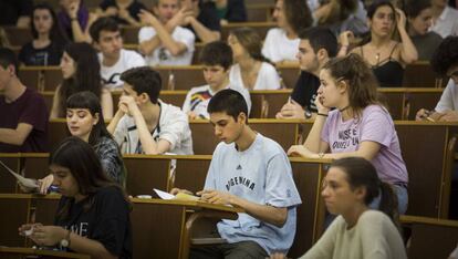 Estudiantes momentos antes de iniciar los exámenes de selectividad en Barcelona.