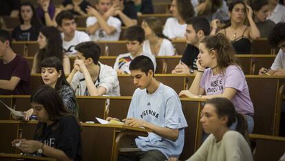 Estudiantes momentos antes de iniciar los exmenes de selectividad en Barcelona.