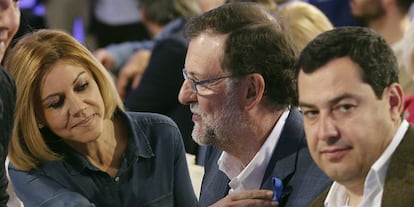 El l&iacute;der del PP y presidente del Gobierno en funciones, Mariano Rajoy (c), acompa&ntilde;ado por la secretaria general del partido, Mar&iacute;a Dolores de Cospedal, y el presidente del PP-A, Juanma Moreno, durante la Convenci&oacute;n del PP sobre el pacto social que se celebra hoy en Sevilla.