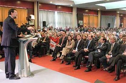Rajoy habla ante más de 1.200 pensionistas, este mediodía en el salón del Hotel Abadía de Burgos.