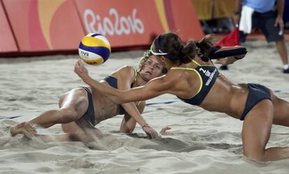 Las alemanas Laura Ludwig y Kira Walkenhorst compiten en la final de voleibol playa femenino. 